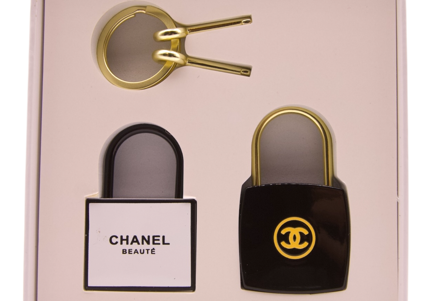 Chanel Beauté Black & White Lock Keychain Set